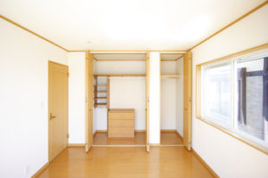 クローゼットや押し入れなど、あなたの家の収納はどうなっていますか？「どうせ見えないから…」とついつい手を抜きがちですが、【収納風水】という観点では重要な場所です。